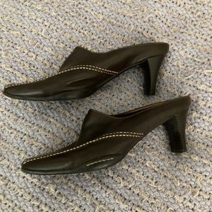 BROWN LEATHER CLOG HEELS